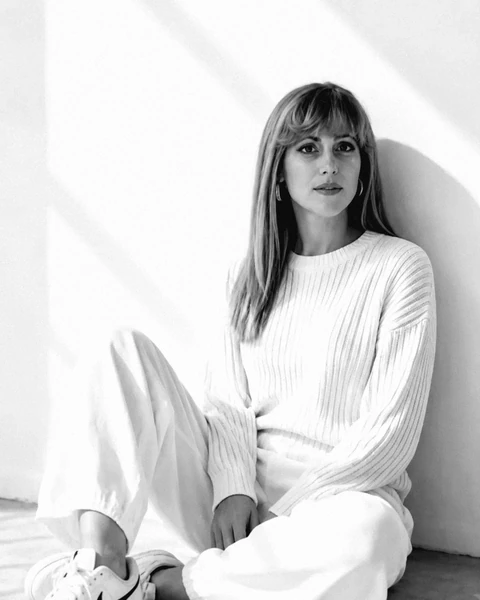 Portrait en noir et blanc de Corinne Rolland, dans une lumière naturelle.