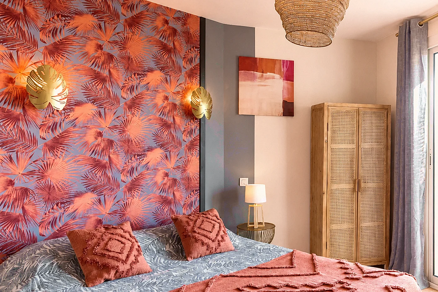 Chambre de l'Hôtel Cap Riviera, mur terracotta à motif de palmes.